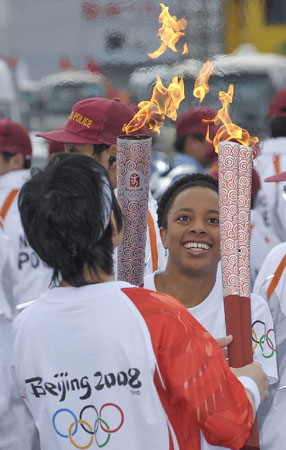 图文:北京奥运会火炬在长野传递 传递现场