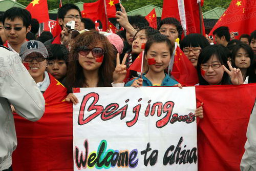 今天现场的气氛非常热烈，尽管现在现场下着小雨，但是仍然有超过2000名华人华侨留学生到现场为北京奥运会圣火加油助威。