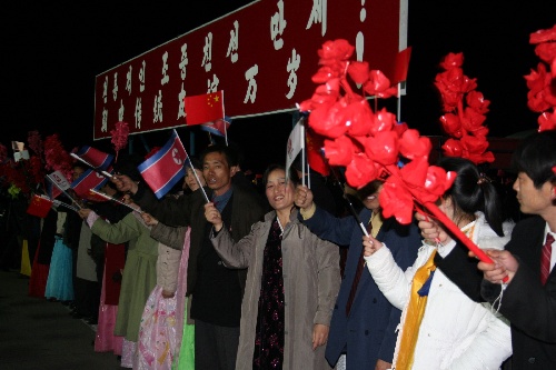 朝鲜群众欢迎圣火 