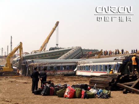 胶济铁路火车相撞事故死亡人数增至70人组图