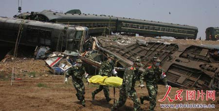 4月28日，武警山东总队官兵在淄博市火车相撞现场紧急救援。  版权作品，请勿转载。