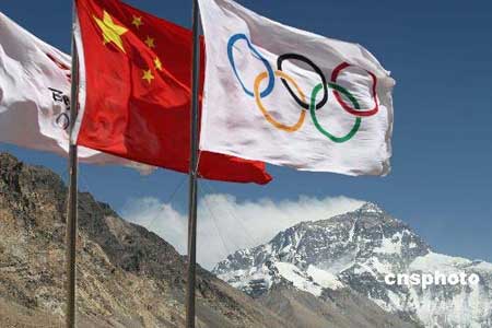 图为该新闻中心飘扬着中国国旗和奥运会会徽,会旗