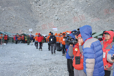 在珠峰大本营，得到消息的人们都在热切地期望火种灯的到来