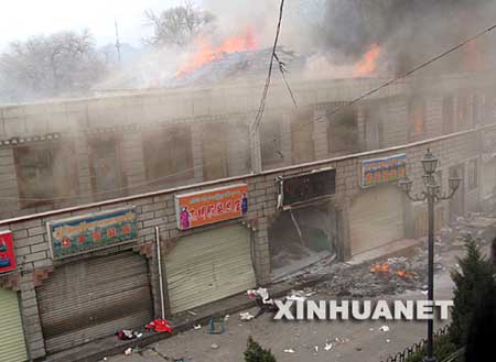 　3月14日，拉萨市小昭寺附近的商店正在燃烧。 新华社记者 土登 摄 组图