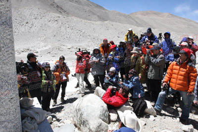 媒体访问第一站珠峰高程测量碑