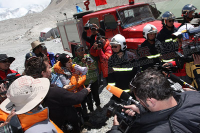 在这个海拔最高的营地，消防官兵是首次派驻团队