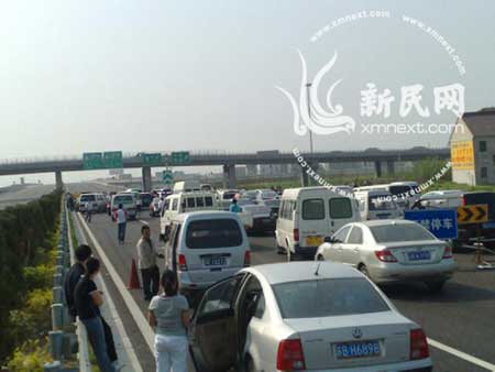 网友报料称杭州湾大桥今晨拥堵