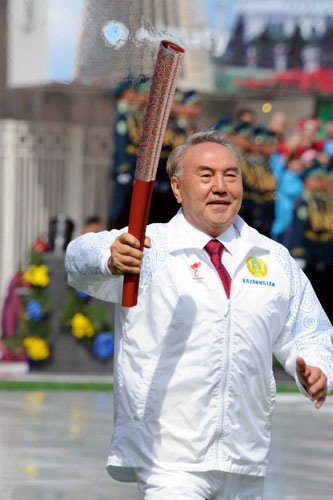 4月2日，第一棒火炬手、哈萨克斯坦总统纳扎尔巴耶夫手持火炬在传递途中。阿拉木图市是北京奥运火炬接力“和谐之旅”的第一站。哈萨克斯坦总统纳扎尔巴耶夫出席起跑仪式，并作为第一棒火炬手参加接力。 新华社记者周文杰摄