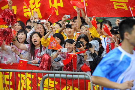 图文香港奥运圣火传递加油呐喊
