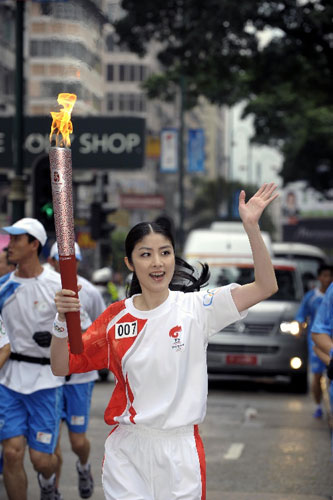 火炬手、香港艺人陈慧琳在进行传递。 新华社记者戚恒摄