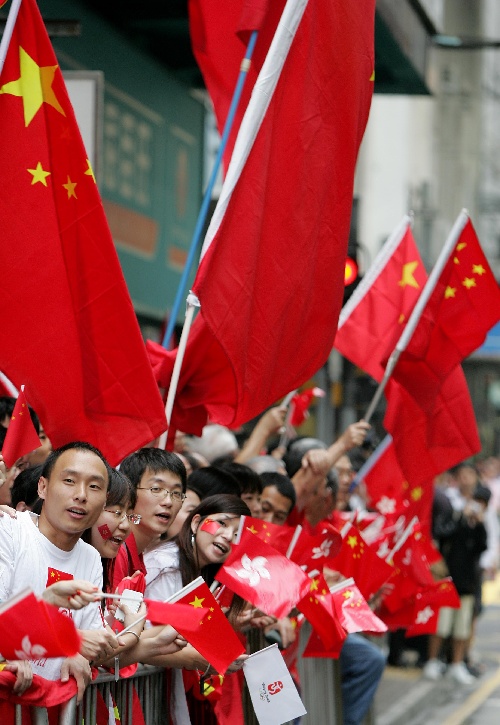 圖文:北京奧運聖火在香港傳遞 群眾沿途加油