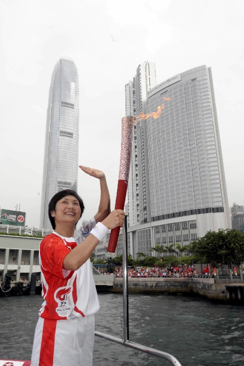 图文:奥运火炬在香港传递 叶咏诗乘船进行传递