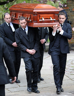 幻灯兰帕德母亲正式下葬俱乐部队友参加葬礼