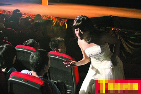 现场增设了观众互动环节，穿起婚纱的张达明甚至即兴找“老公”向台下的男观众“逼婚”。