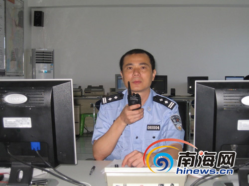 岑诗东副局长在指挥安保工作(本网记者 汪德芬 摄)