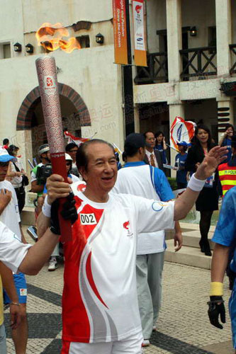 第二棒火炬手86岁赌王何鸿燊 图片摄影：奥运官网记者 李威