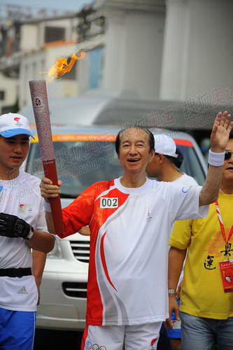 組圖:聖火在澳門傳遞 86歲賭王何鴻燊跑第二棒