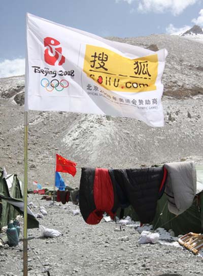 5月4日-珠峰天气好转，大本营的“居民”纷纷晒起了被子——睡袋