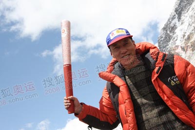 搜狐赵牧，颇有珠峰火炬手的风范吧，其本人也是超级登山爱好者，88年即参与过中日尼三国攀登珠峰的报道工作，宝刀不老