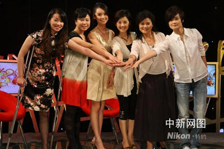 众嘉宾一起见证了2008中华小姐环球大赛启动