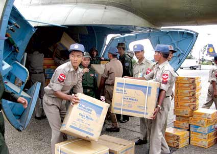 緬甸仰光國際機場,緬甸士兵卸載泰國運輸機送來的救援物資