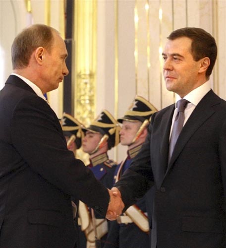 俄罗斯新总统梅德韦杰夫与前任总统普京握手