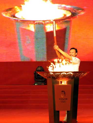 奥运火炬手董兆致在城市庆典上点燃圣火盆。当日，北京奥运圣火传递活动在广东省广州市举行。新华社记者刘力航摄