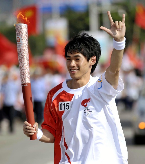 图文:奥运圣火在惠州传递 火炬手曾科榕传递