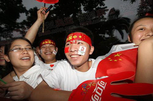 组图：奥运圣火在惠州传递 第038棒火炬传递者