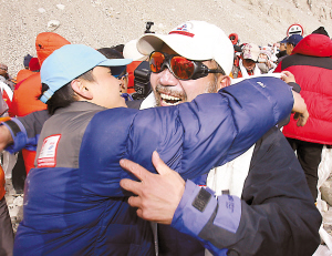 昨天，珠峰登山队队长王勇峰（右）和他的队友们携带奥运火种灯安全回到珠峰大本营。 新华社记者 刘宇 摄