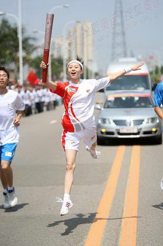 5月11日，火炬手、福州市歌舞剧院舞蹈团副团长林姝敏进行“舞蹈”传递。