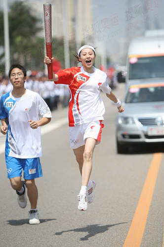 5月11日，火炬手、福州市歌舞剧院舞蹈团副团长林姝敏进行“舞蹈”传递。