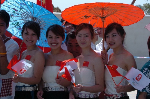 5月12日，华侨大学的泰国留学生为奥运圣火传递加油。当日，北京奥运会圣火在福建省泉州市传递。新华社记者张生贵摄 