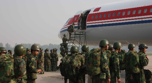 空降兵某部官兵奔赴汶川地震重灾区