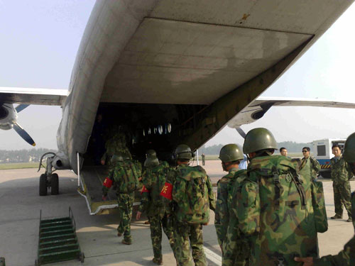 5月13日,空军空降兵某部4500余名官兵在开封某机场登机,奔赴汶川地震