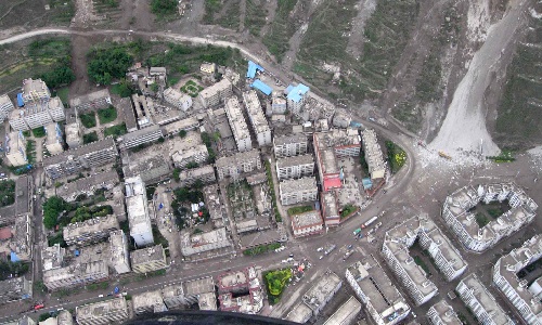 2008年5月14日      空中看地震后的汶川县县城      这是5月14日航拍