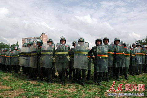 贵州公安武警部门举行处置突发事件演练迎奥运