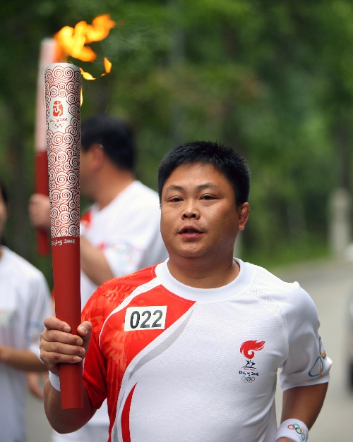 圖文:聖火在井岡山傳遞 火炬手劉玉學傳遞