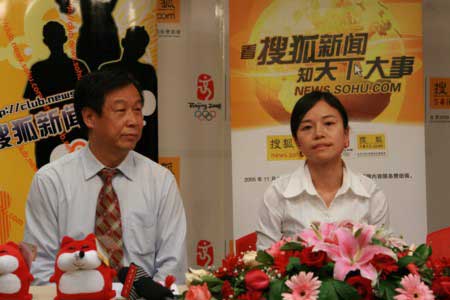 中国扶贫基金会的副秘书长杨青海先生和搜狐新闻中心覃里雯总监为我们共同启动关爱震灾孤儿行动。