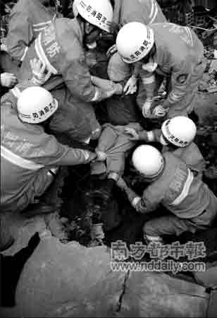 昨日下午5时15分,经过武警消防官兵近4个小时的救援,被困75小时的北川县政法委副书记李贵川被救出。为防阳光伤害,用毛巾蒙住了他的眼睛。记者徐文阁摄