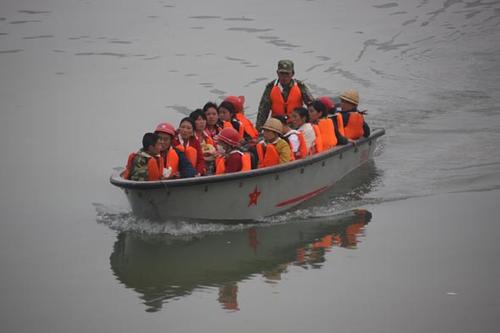 某舟桥部队利用冲锋舟转移四川汶川县的受灾群众