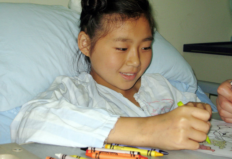 5月17日,成都华西医院,12岁的黄思雨正开心地用蜡笔画画,谁能想象这名