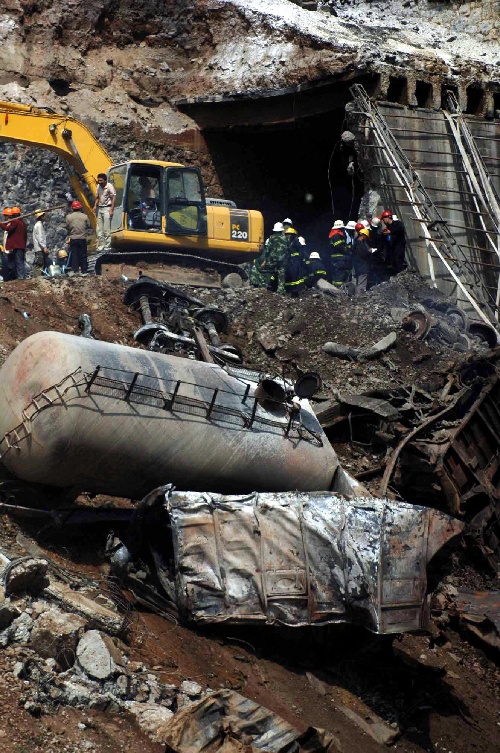 福州隧道油罐车爆炸图片