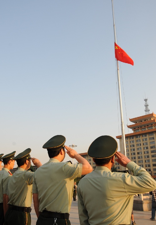 图文:武警官兵向国旗敬礼