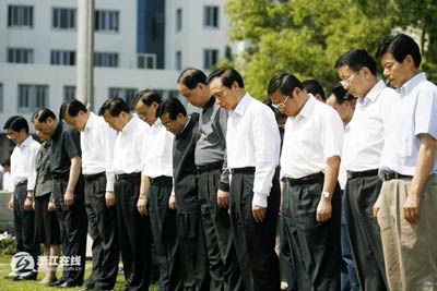 赵洪祝等为汶川强地震遇难同胞默哀三分钟