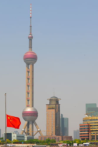 组图:上海南京路,外滩等地国旗降半旗