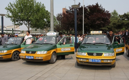 唐山出租车司机自发来到抗震广场为四川死难同胞哀悼