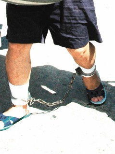 监狱疑似凌虐受刑人,受刑人入狱后一律得戴上重达两公斤以上的脚镣