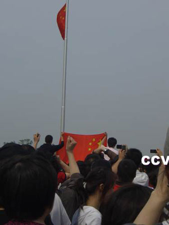 群众在国旗前高举拳头,激情高喊中国万岁!四川加油!
