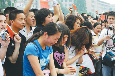 各地群眾深切悼念汶川大地震遇難同胞(組圖)-搜狐新聞